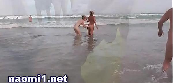  naomi et sa copine branles les voyeurs sur la plage public